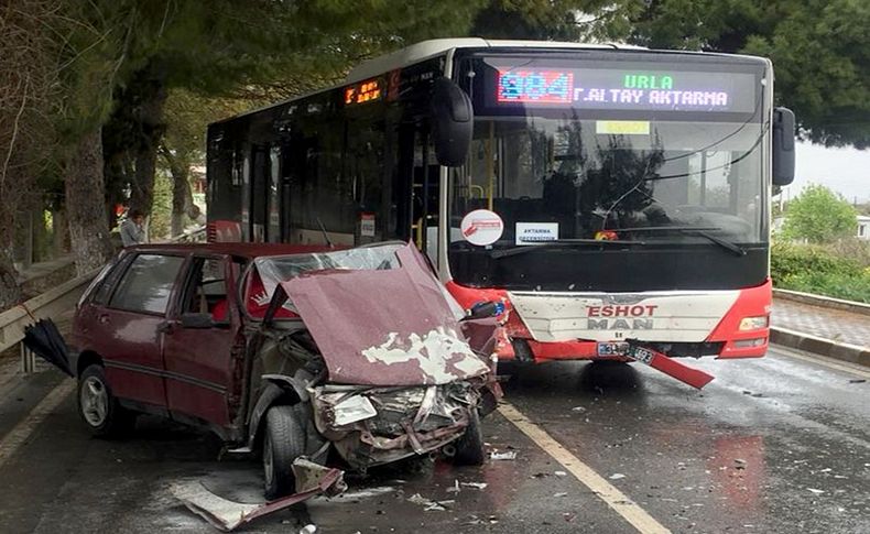 Belediye otobüsüne çarpan otomobilin sürücüsü yaralandı