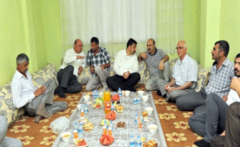 Belediye Başkanı Ayanoğlu, ilk iftarı gecekonduda yaptı