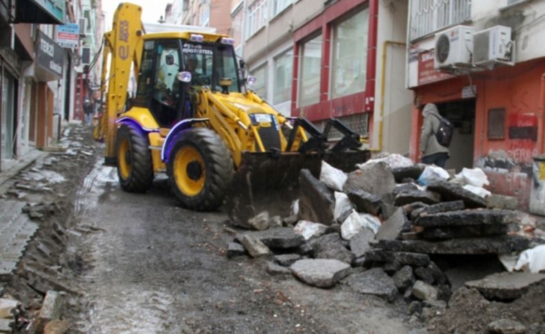 Belediye ekipleri, yağmura rağmen yol çalışmalarını sürdürdü