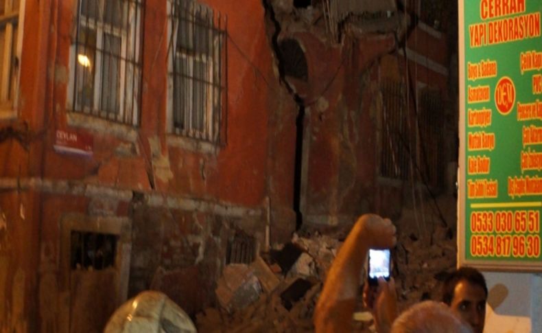 Beyoğlu'nda iki ailenin yaşadığı binanın cephe duvarı yıkıldı