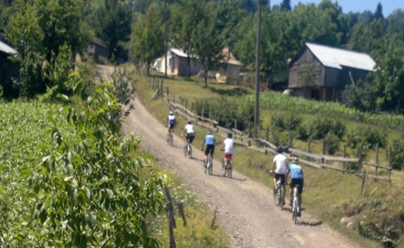 Bisiklet tutkunları Çiğdem Yaylası’na pedal çevirdi