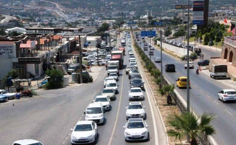 Bodrum'da bayram yoğunluğu: Kilometrelerce kuyruk