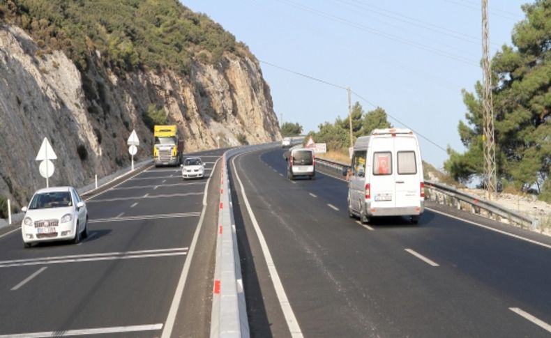 Bölünmüş yoldaki bariyerler, acil müdahaleleri geciktiriyor