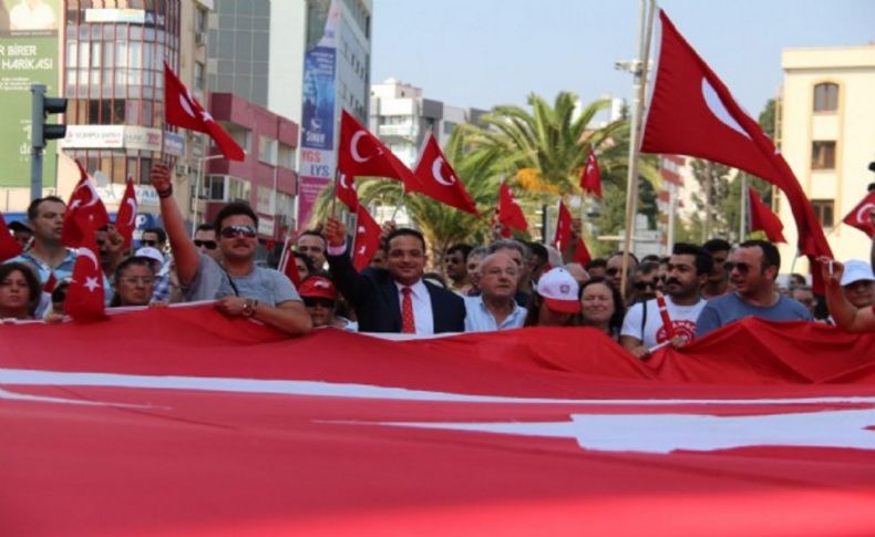 Bornova’da onbinler demokrasi için toplandı