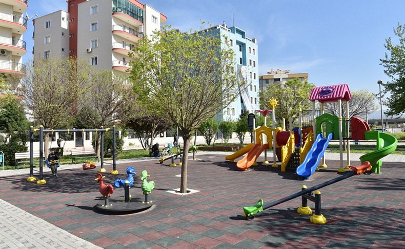 Bornova’da park yenileme çalışmaları aralıksız sürüyor