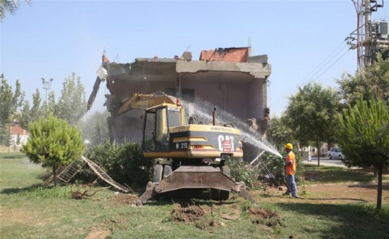 Bornova'da ruhsatsız yapıya geçit yok