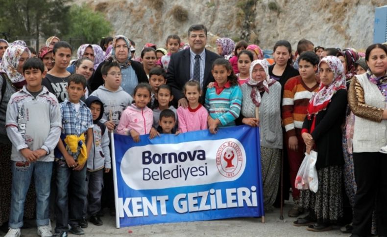 Bornovalı köylü kadınlara nazar boncuklu gezi