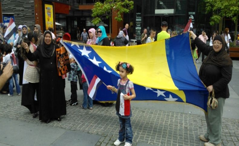 Bosna Hersek'te Mursi'ye destek, darbeye 'hayır' gösterisi