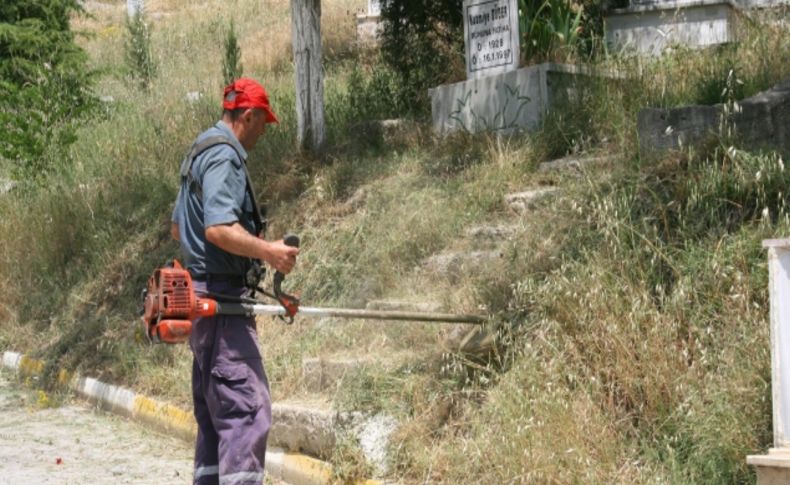 Bozüyük'te mezarlara bakım yapılıyor