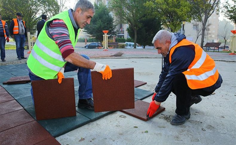 Buca’nın parkları kauçuk kaplanıyor