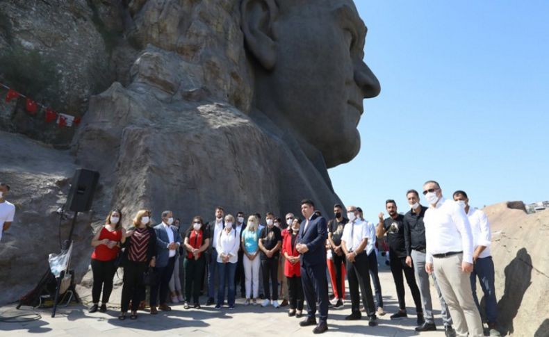 Buca 30 Ağustos Zafer Bayramını Atatürk Maskı’nda kutladı