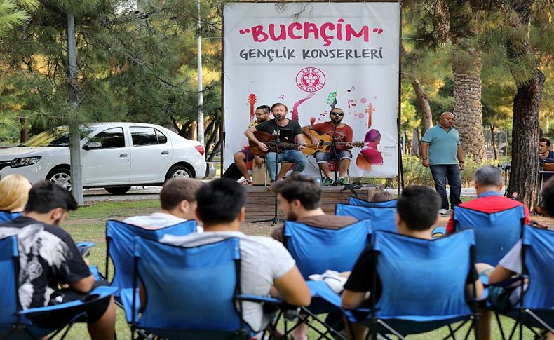 Buca'da çimlerde konser keyfi