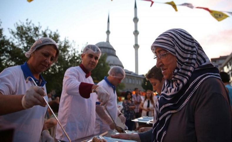 Buca Ramazana ortak sofrada başladı