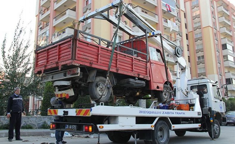 Buca zabıtası hurda araçları topladı