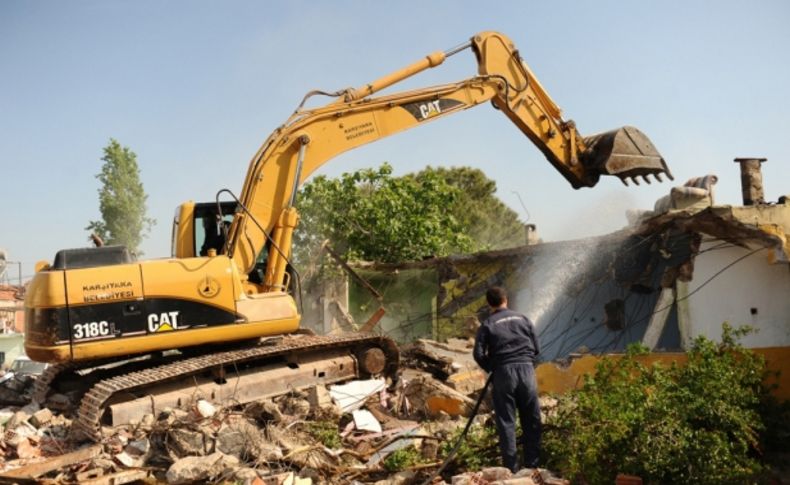 Bulvar üzerinde kalan 8 bina yıkıldı