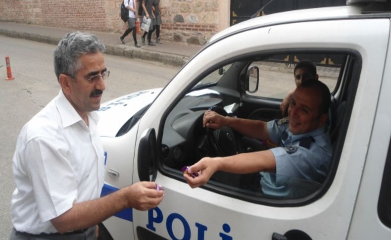 Bursa'da polis, kandil çikolatası dağıttı