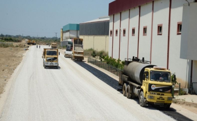 Büyükşehir sanayi sitelerinin yollarını asfaltlıyor