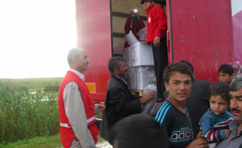 Çadırları su altında kalan mevsimlik işçilere Kızılay desteği