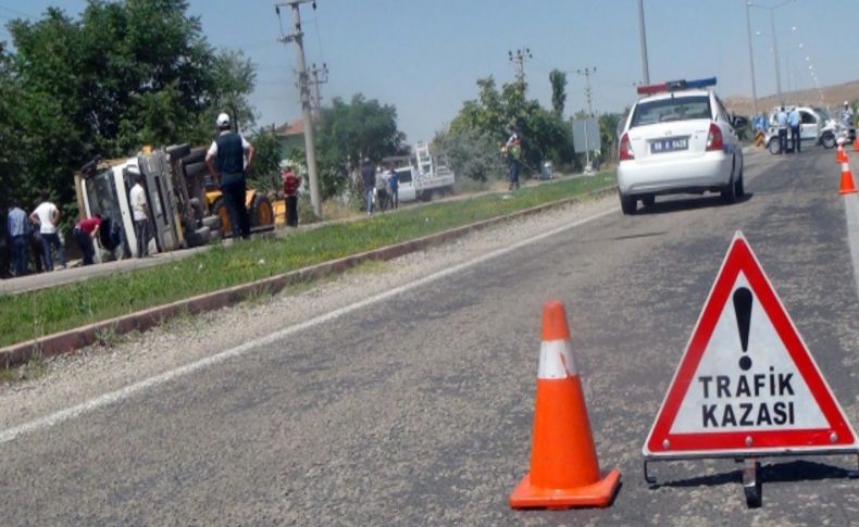 Çakıl yüklü kamyon hızını alamayarak şarampole devrildi