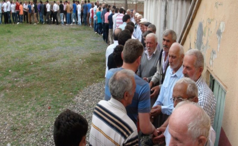 Cami avlusunda halka oluşturarak bayramlaşıyorlar