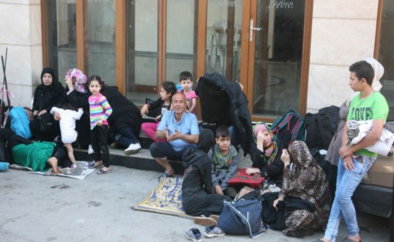 Sığınmacı kampına dönen İzmir'de, cami avluları tıklım tıklım