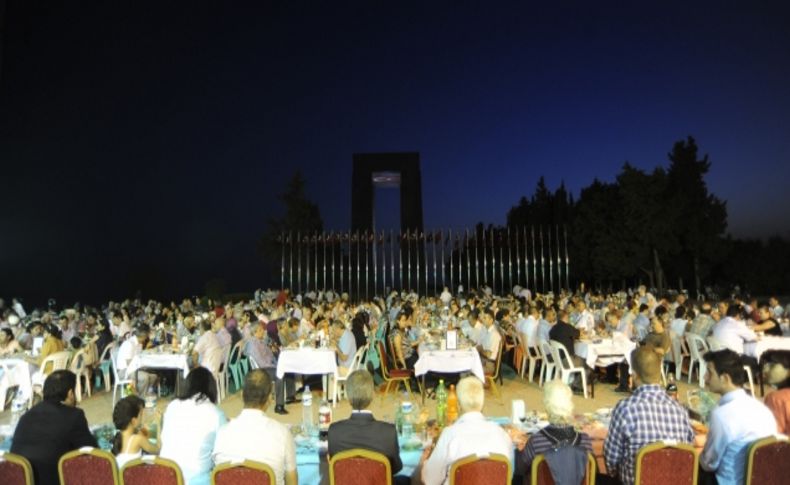 Çanakkale Şehitliği'nde şehit ailelerine iftar verildi