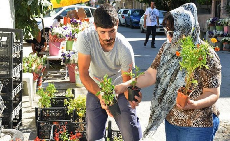 Çiğli Belediyesi Arife Günü’nde çiçek dağıttı