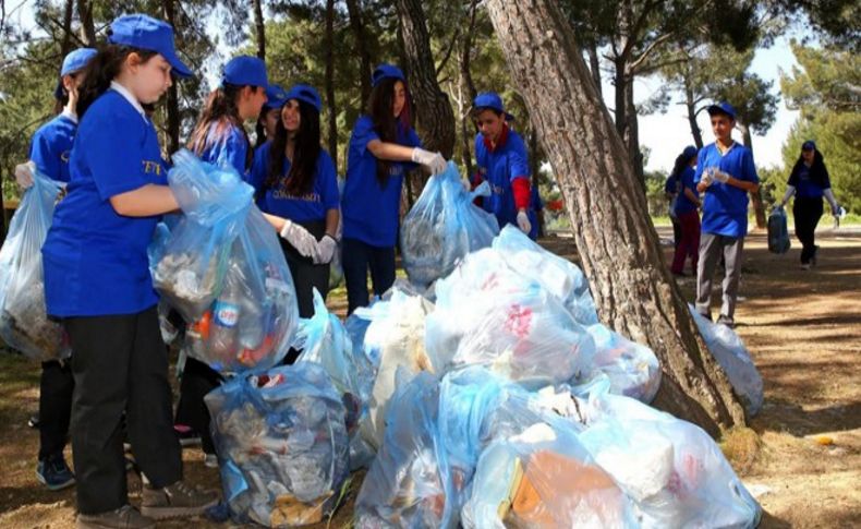 Bucalı öğrencilerden çevre temizliği