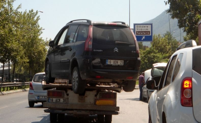 Çekiciye sığmayan otomobille, trafik güvenliğini tehlikeye düşürdü