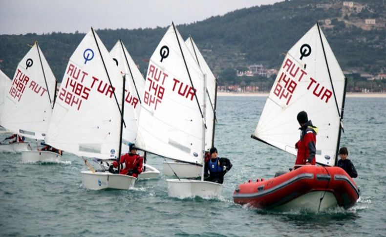 Çeşme'de yelkenler fora