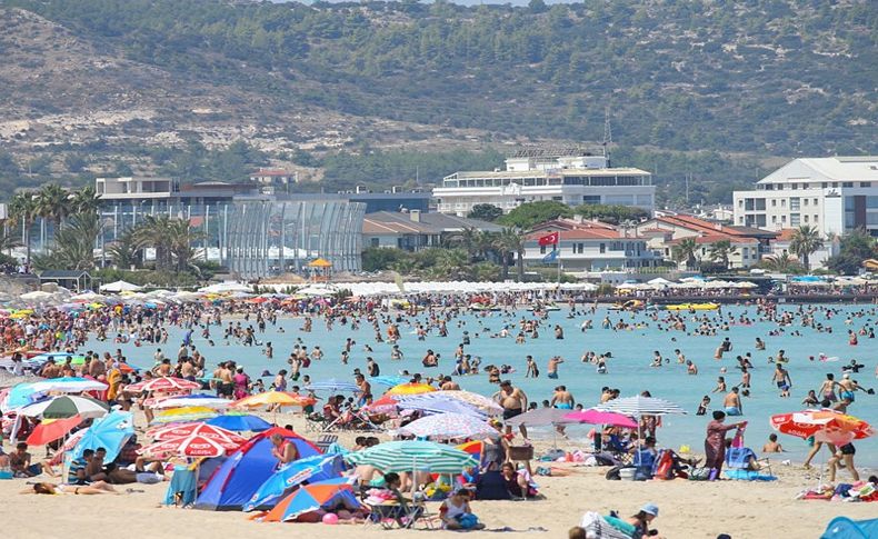 Çeşme'nin nüfusu 1.5 milyon oldu; Gelenler kumda yatıyor