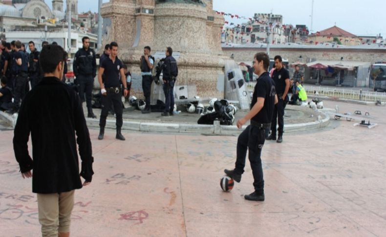 Çevik kuvvet polisleri Gezi Parkı’ndaki gençlerle top oynadı