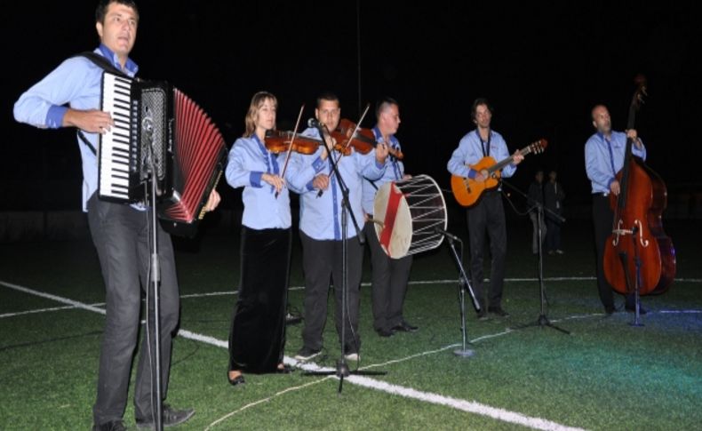 Cezaevindeki çocuklar halk dansları ile eğlendi