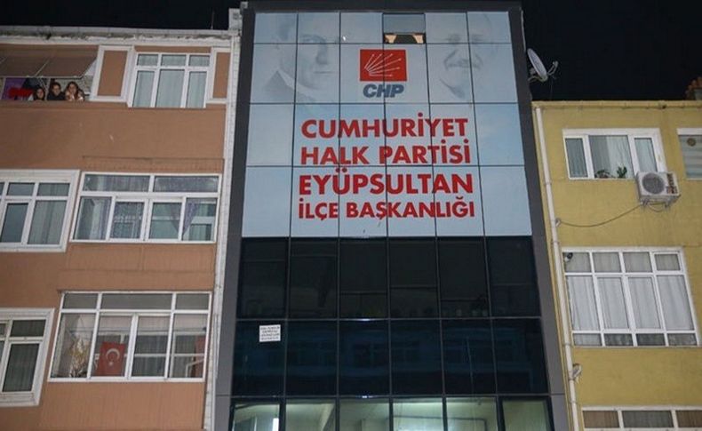 CHP İlçe Başkanlığı'na saldırı! Yaralılar var