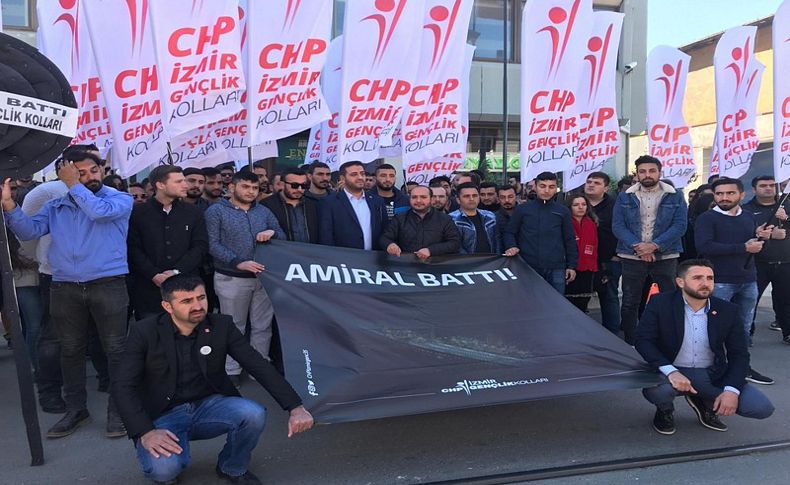 CHP'li gençlerden 'Amiral battı' çelengi