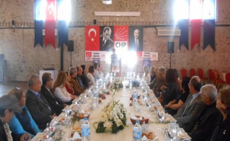 CHP İzmir İl Kadın Kolları öğretmenlerin yanında