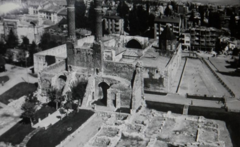 Çifte Minareli Medrese'nin kalıntılarının üzeri kapatıldı