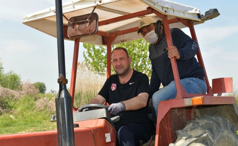 Çiğli’de çiftçilerin tarlasını belediye sürüyor