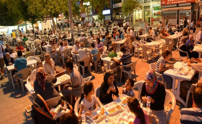 Çiğli'den iftar yemeği