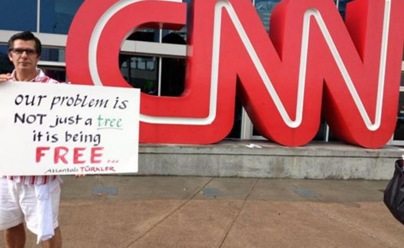 CNN International binası önünde Taksim gösterisi