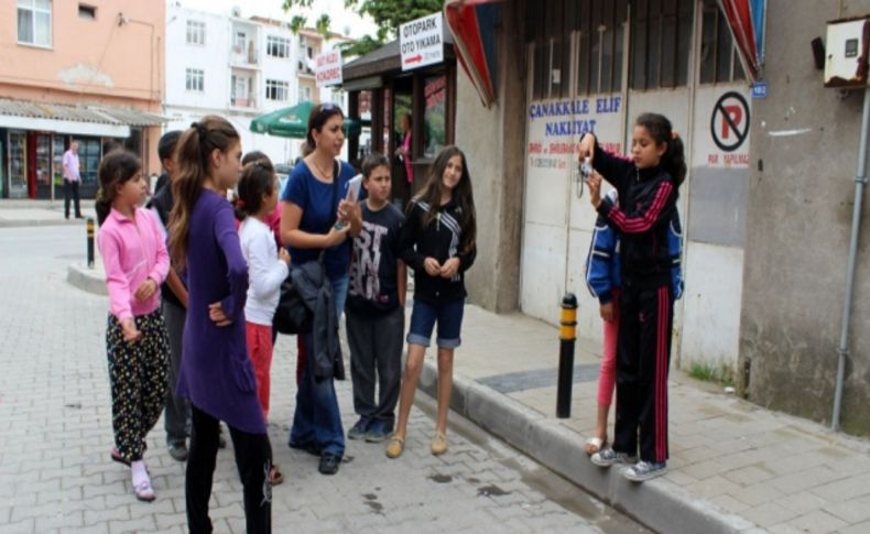 Çocuklar fotoğraf çekmesini öğreniyor