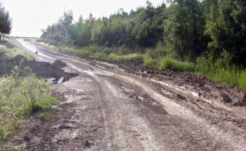 Çöken yol tehlike saçıyor