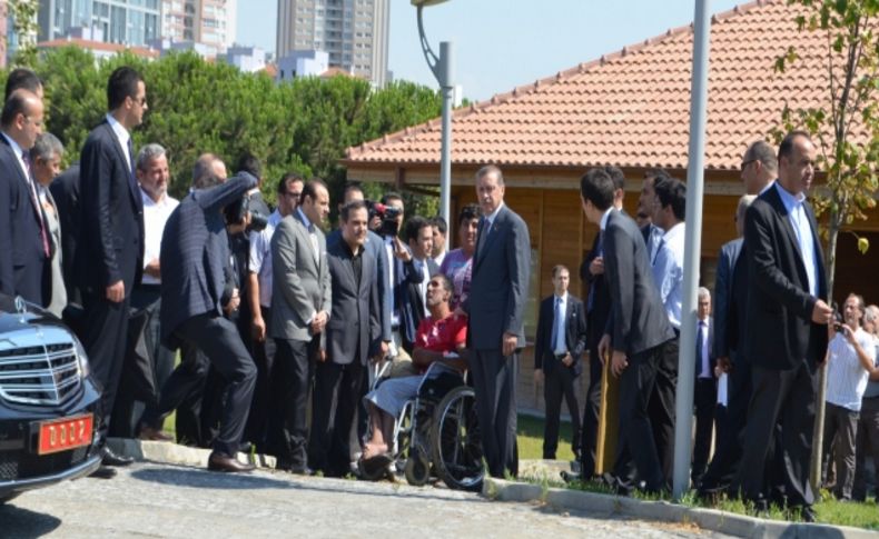 Cuma çıkışı Başbakan engellileri ve çocukları sevindirdi