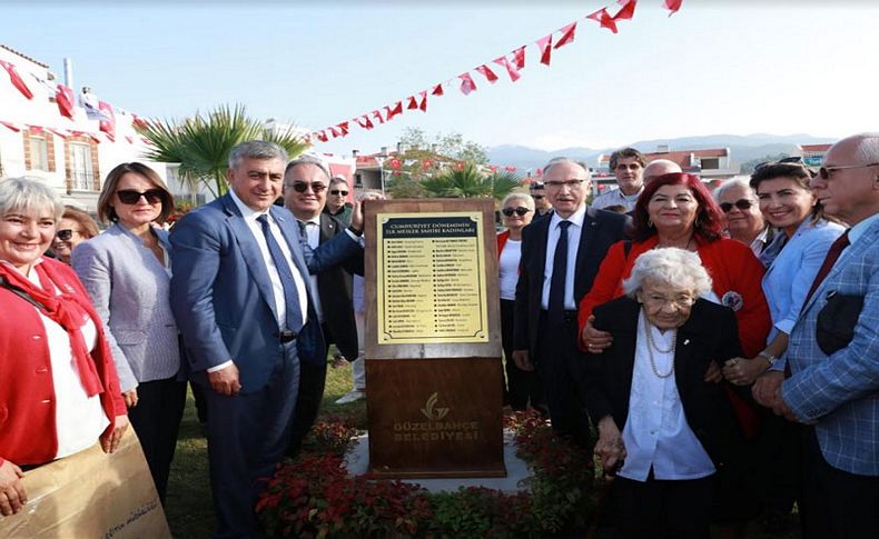 Cumhuriyet Kadınları Güzelbahçe'de ölümsüzleşti