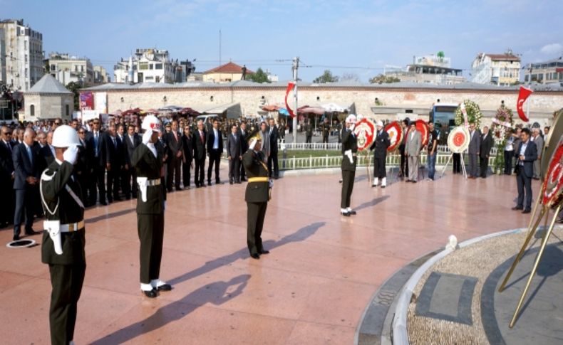 Cumhuriyet Anıtı'na siyasi partiler de çelenk koydu