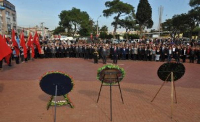 Buca’da çelenkler Cumhuriyet için sunuldu