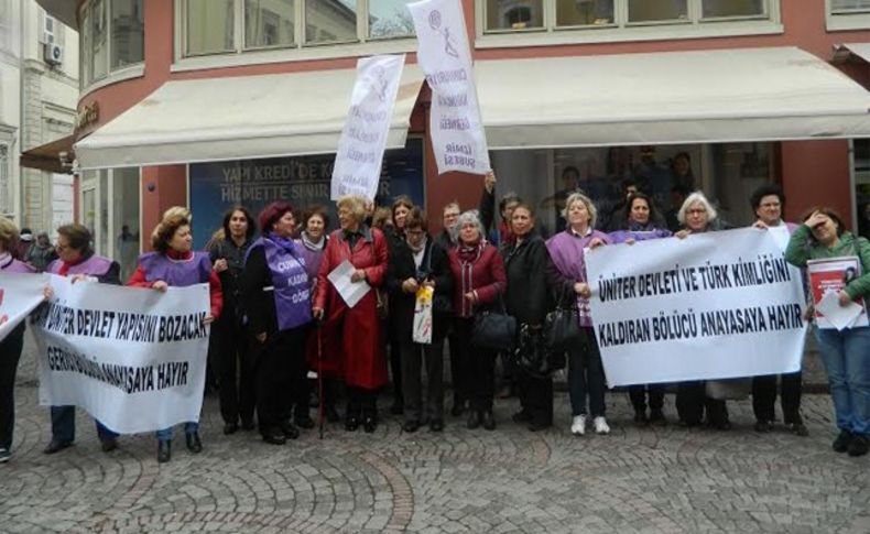 İzmir'de Cumhuriyet Kadınları Anayasa Nöbetine başladı