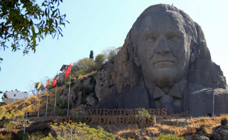 Dağcılardan Atatürk maskına bakım