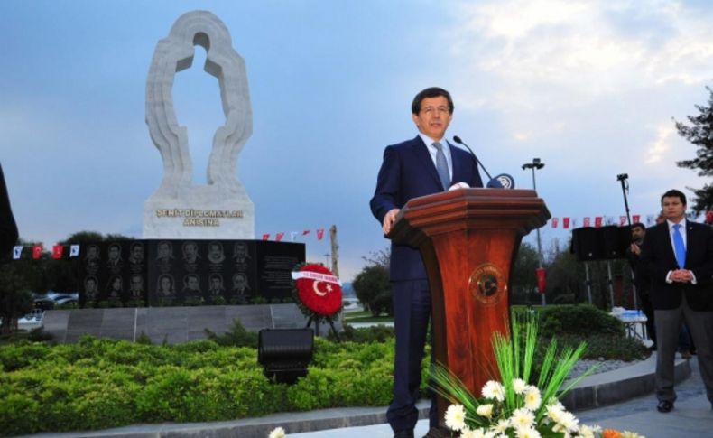 Davutoğlu Şehit Diplamatlar Anıtı'nda törene katıldı