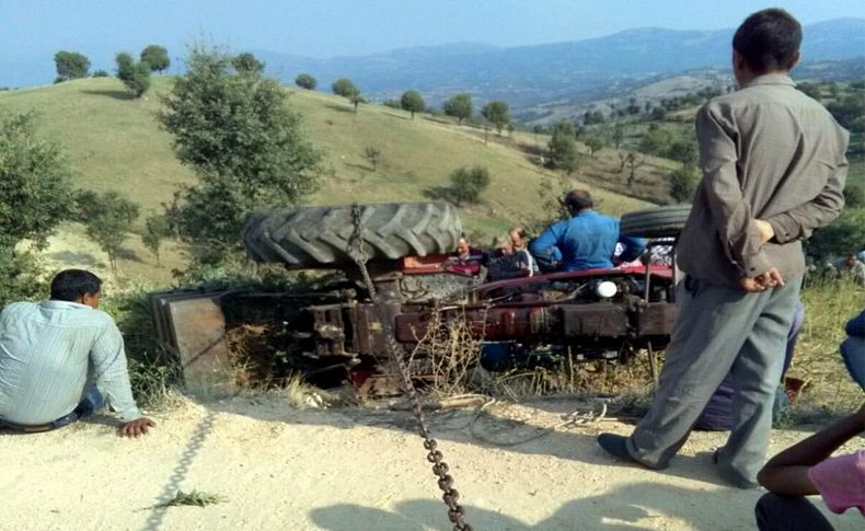 Devrilen traktörün altında feci ölüm!